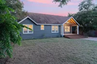 카사 케 칸타 바이 어반트스테이, 프라이빗 풀, 파이어핏 있음, 도보 가능한 이스트 오스틴 젬