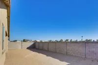 7 Mi to State Farm Stadium Pet-Friendly Retreat! - 3-نجوم