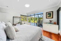 Private Luxury Home in the Mountains with Spa, Sauna and Flowing Creek Hotels in Lamington