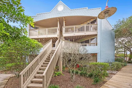 Treetop Beach Condo Sleeps 7!