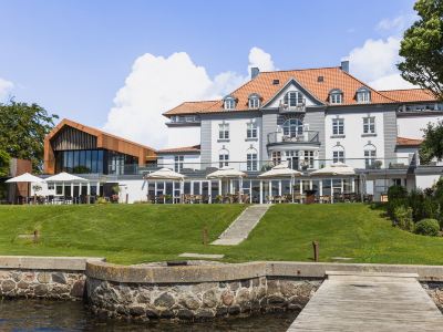 Sixtus Sinatur Hotel & Konference