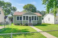 < 1 Mi to Colonial Beach: Coastal Gem w/ 2 Porches - 3-Star
