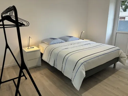 Les flots bleus: Charming little house by the sea (1.6km away Dragey-Ronthon 호텔