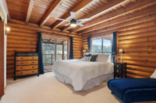 Spacious Log Cabin for 16+ at ThePinecrestChalet Hot tubs, air hockey, fireplace