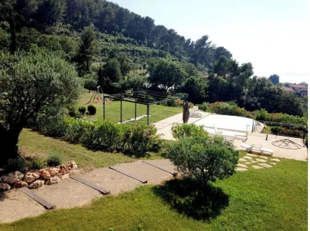 La Cadière, Villa 230m2 in a quiet area, superb panoramic view, infinity pool