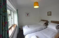 COSY COTTAGE, with shared, seasonal pool, 4 mile walk along the river to York