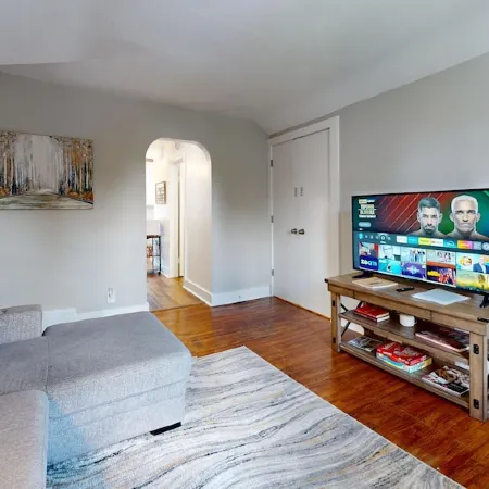 Recovery Loft 1-bedroom apartment in Mansfield with WiFi, AC, Full Kitchen Отели в г. Мансфилд