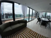 City Retreat with Rooftop Pool, Private Parking & City Views Reid 호텔