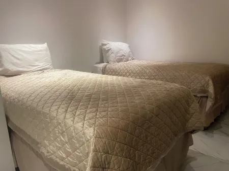 Portzvue Charming 2-bedroom apartment with WiFi, AC nestled in St. Peter