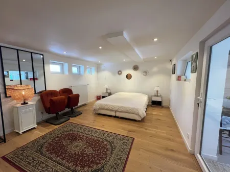 Independent studio with garden and jacuzzi Отели в г. Оне-су-Буа