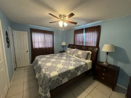 3-bedroom house in fabulous Bradenton with AC, WiFi, Youtube TV, pool and more..