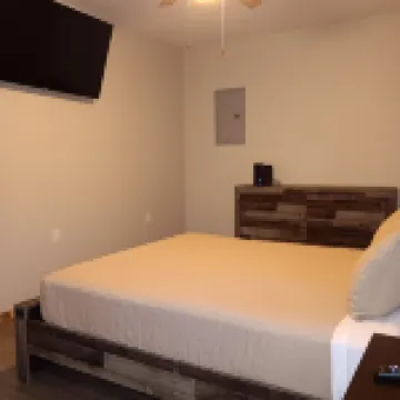 3-bedroom cabin on Lake Erie, second floor balcony and great views of Lale Erie.