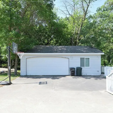 Stylish 4-bedroom cabin with AC, WiFi & boat rental available!
