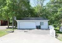 Stylish 4-bedroom cabin with AC, WiFi & boat rental available!