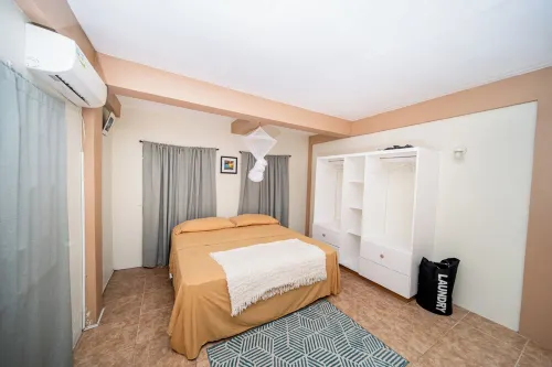 A personalized & Spacious Hilltop Orchard Villa- 5 min to the city. Hotels in Parade