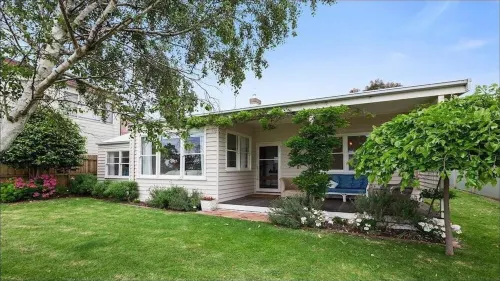 Wisteria Cottage - opposite beach