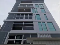 4th floor Lovely three bedroom apartment with free parking