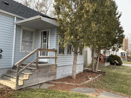 Spacious Cheerful home with 2 free parking Отели в г. Виндзор