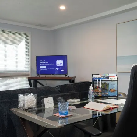 Plymouth private ocean front oversized suite on the bluff of Cape Cod Bay Отели в г. Плимут