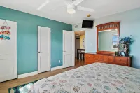Beachfront 2 Bedroom!Sale!! Great Views! Walk to Beach & Restaurants! Hoteles en St. Pete Beach