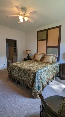 2 BR condo-pool, remote work, golf courses, and family attractions nearby Hotel dekat Golf Desk