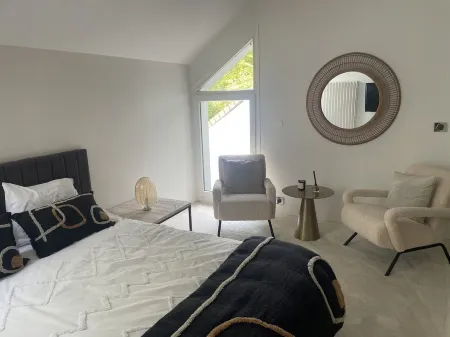 villa with swimming pool at the gates of Paris