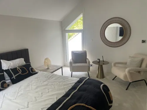 villa with swimming pool at the gates of Paris