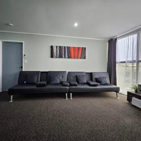 2 Double bed Apartment Manukau Отели рядом с достопримечательностью «Тематический парк Конец Радуги»