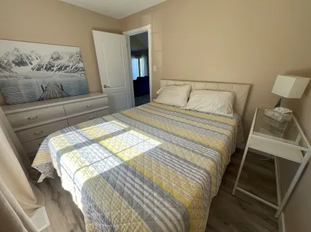 Lakeside Escape: Cozy Family Cottage Retreat