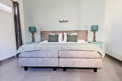 'Blue Vibe' Charming 1-bedroom apartment with exotic Bali Natural Bathtub Hotels in Grote Berg