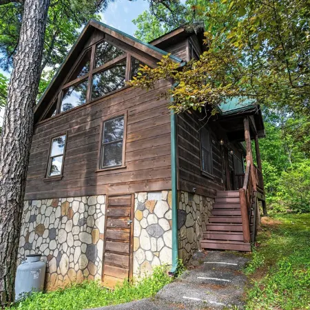 Romantic Retreat!!! Newly refreshed cabin with hot tub~New listing rates!