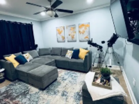 Minutes from New Orleans French Quarter and Bourbon St. 3-Bdrm house; AC, WiFi Hoteles en Chalmette