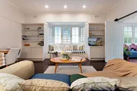 Spacious 3BR by CBD–Walk to Harbour, Parks & Cafés Hotels in Rushcutters Bay