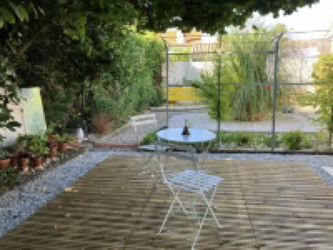 Authentic Charming 2 Bedroom House with Garden near City Center 索容酒店