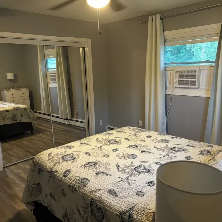 Clean 4-bedroom house with AC and WiFi in Bradford