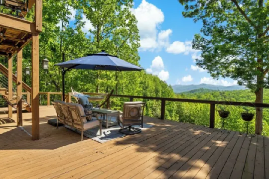 Welcome to Grandview Lodge! A 4 bedroom, 4 bath Mountain Sanctuary with Mtn View