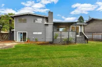 Spacious 5BR Retreat w/ Sunshine & Lush Green near Bellevue, Seattle and Airport