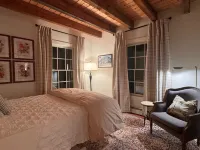 Private and cozy ski chalet w/hot tub & fireplace - four mountains w/in 30 mins. Hotels in Peru