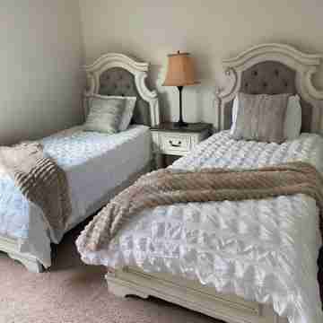 2-bedroom condo in Santa Clarita with WiFi, AC. Rooms