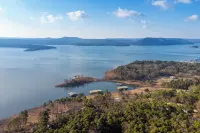 4-Bedroom House with Beautiful Lake View, Sleeps 12 - Quiet & Relaxing