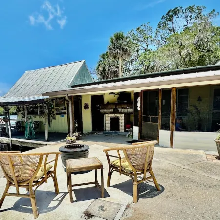 Old Florida Bungalow on a Tranquil Gulf Island Perfect for Couples or Anglers