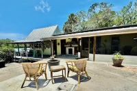 Old Florida Bungalow on a Tranquil Gulf Island Perfect for Couples or Anglers