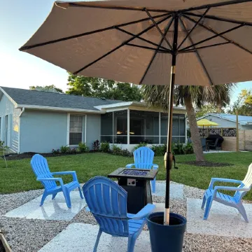 Dogs Welcome-Close to Beach-Fenced Yard