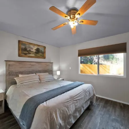 Cozy 3-bedroom cabin in beautiful Trinity Center with WiFi, AC Отели в г. Тринити