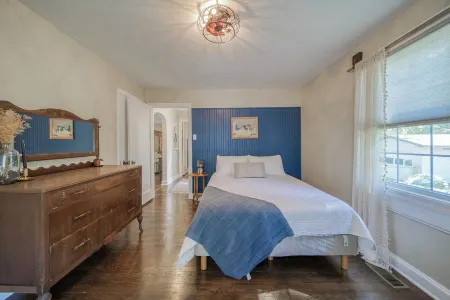 The Green Acres Cottage - Charming 2 Bedroom near S&T and Acorn Trail in Rolla.