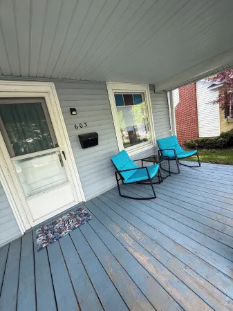 Spacious 5bedroom pet friendly home in Charlevoix 5 min walk to town,10 to beach