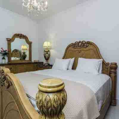 Theodosia Heritage Residence Deluxe 2 bedr 2 bath downtown, beaches AC  parking Rooms