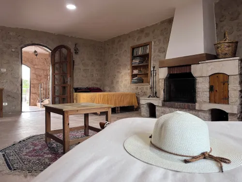 Escape to Zai Zaman Villa—stunning views, rustic charm, and a breathtaking pool. Hotels in Zayy Sub-District