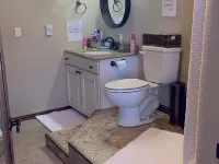 Cozy upstairs apartment in lovely Altus with downtown view, AC, WiFi Hotels in Altus