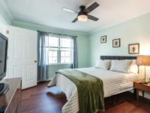 Pet-friendly, freshly renovated, 2 bd/2.5 bath townhome in Decatur! Hotels in Decatur